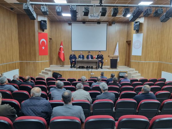 Kaymakamımız Sayın Yasin GÜRKAN, Belediye Başkanımız Akif KABUKÇUOĞLU ve Daire Amirlerinin katılımlarıyla Muhtarlar Toplantısı icra edildi.