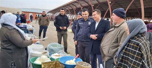 Kaymakamımız Erkan ADIBELLİ,  İlçemizde Salı günleri kurulan pazar yerini ziyaret etti